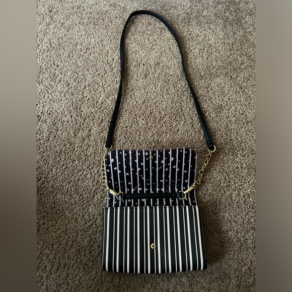 Beautiful new without tags Betsey Johnson crossbody! - Picture 3 of 4